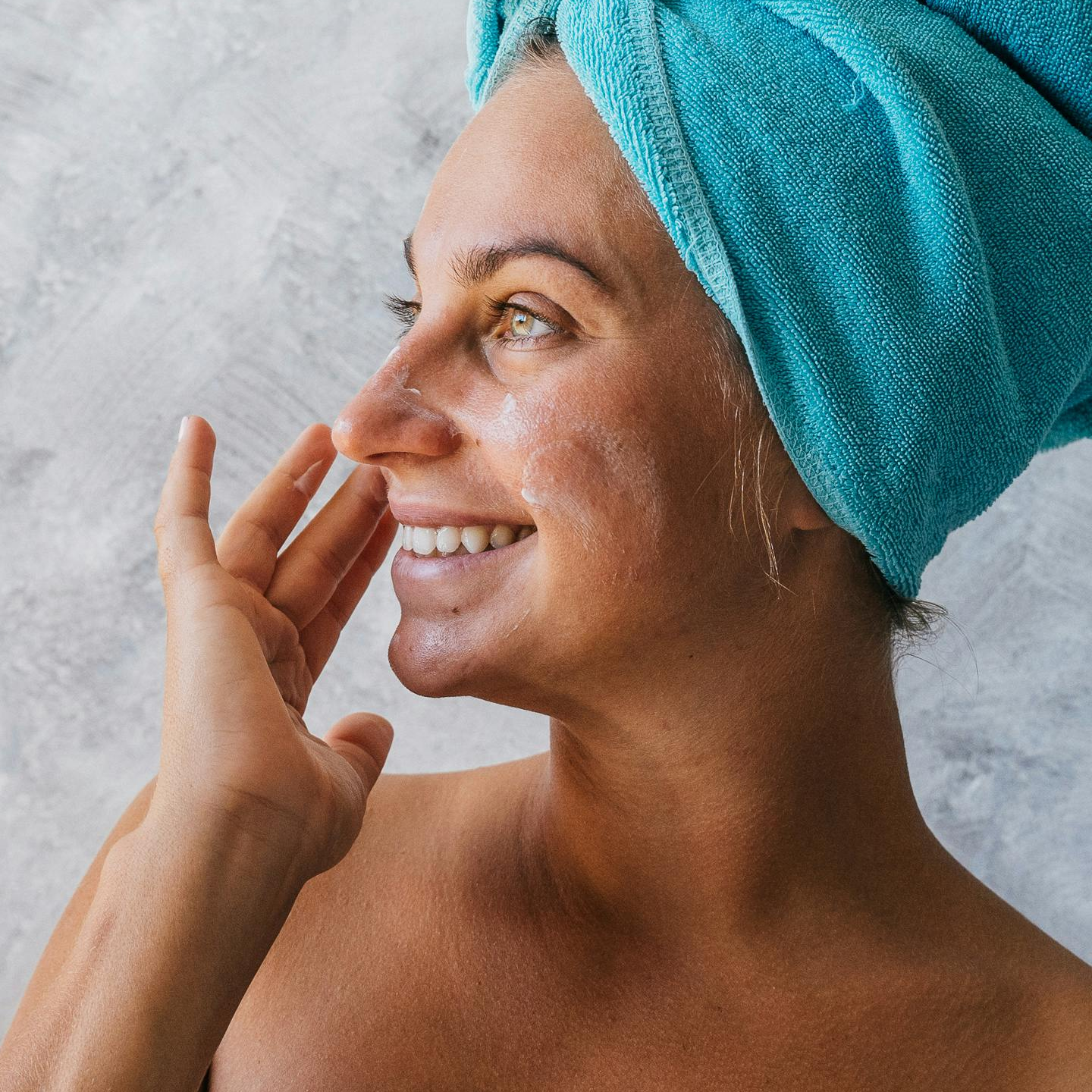 Woman doing her skincare routine